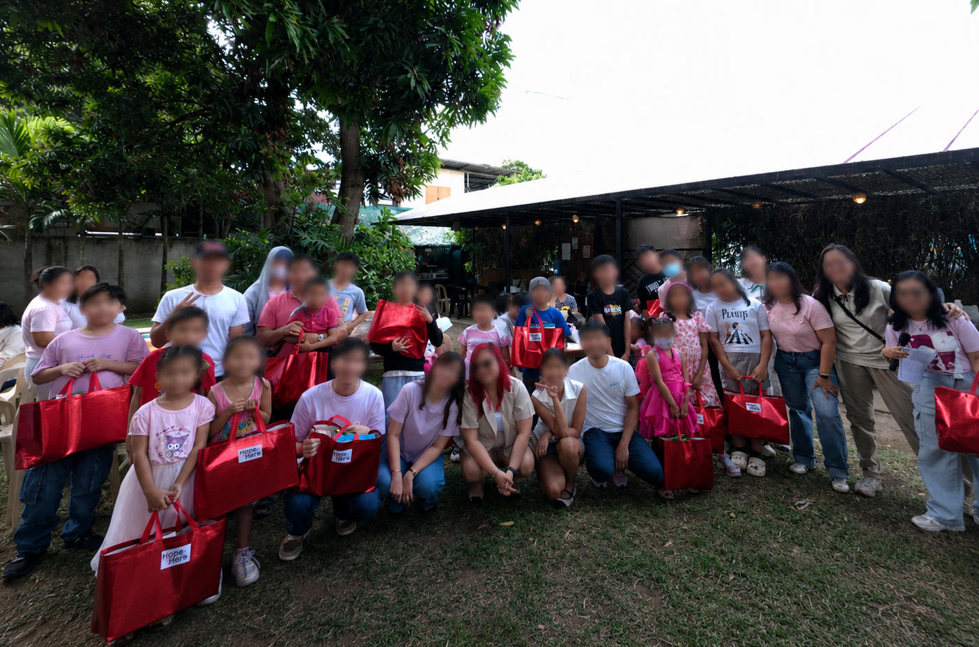 Mga boluntaryong nag-aabot ng relief goods sa isang pamilya